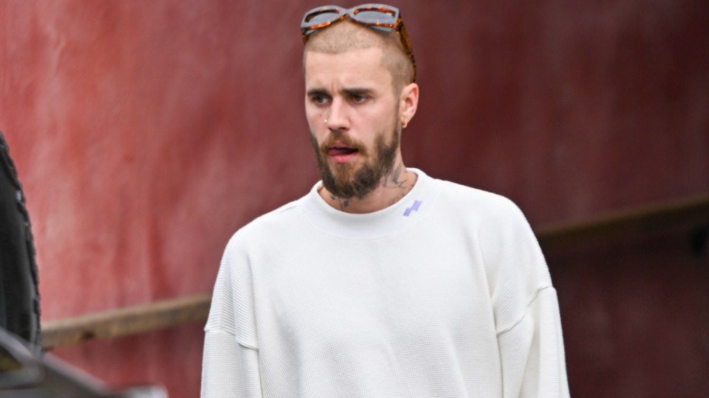 Justin Bieber Tosses Water Bottle at Paparazzi in Viral Clip