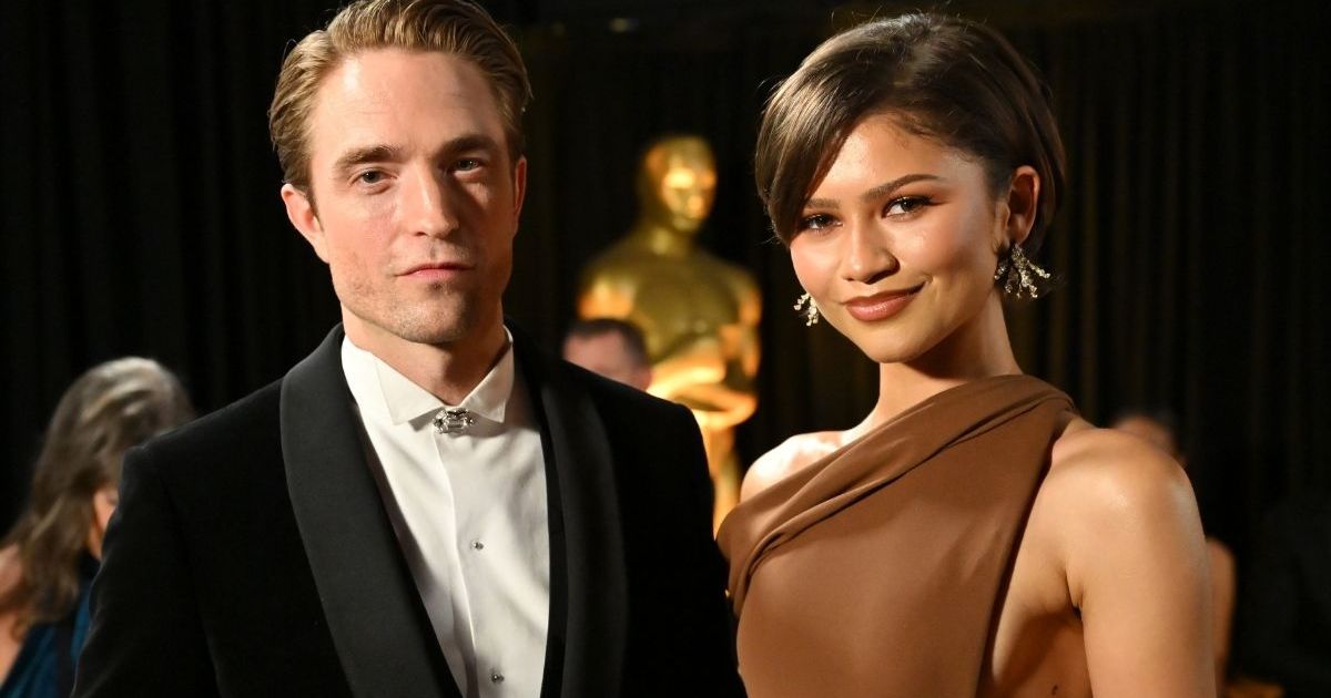 Zendaya's Louis Vuitton Gown Comes With Super High Slit for Oscars