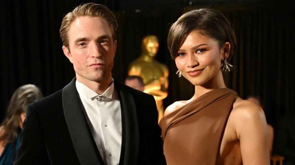 Zendaya's Louis Vuitton Gown Comes With Super High Slit for Oscars