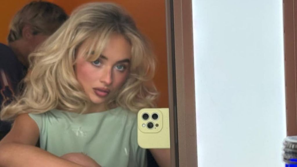 Sabrina Carpenter’s Fringe Look Takes Over Mid-Performance