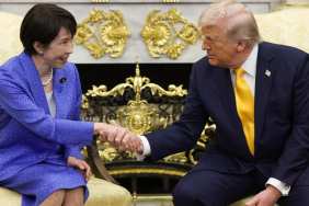 Donald Trump's Makeup-Covered Bruised Hand Makes Appearance at Major Dinner