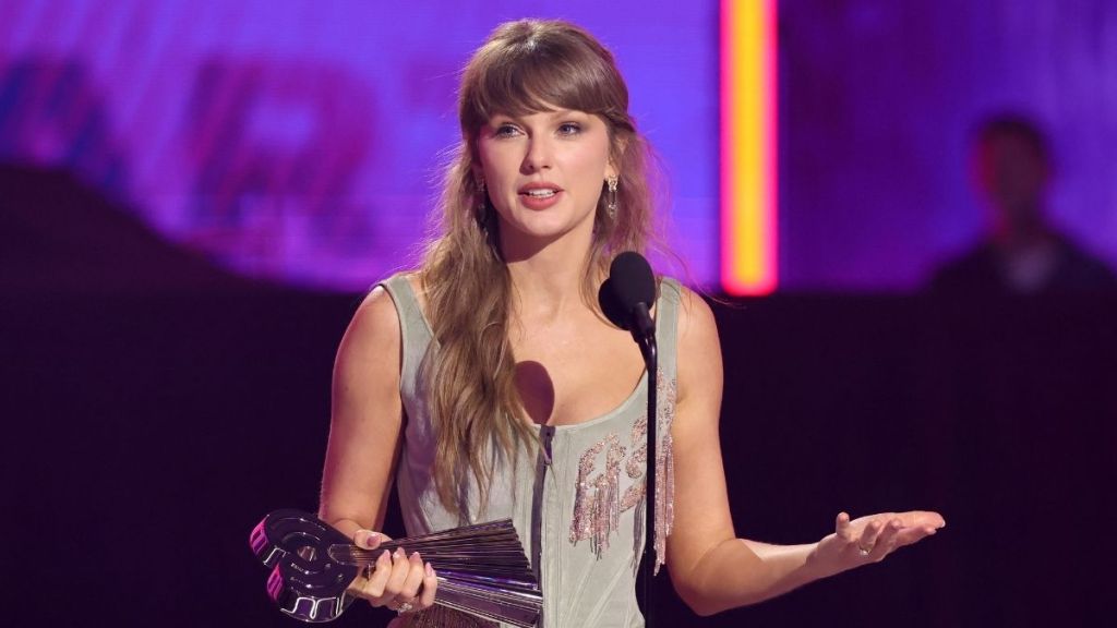 Taylor Swift Trades Her Jimmy Choos for Aquazzura at iHeartRadio Awards