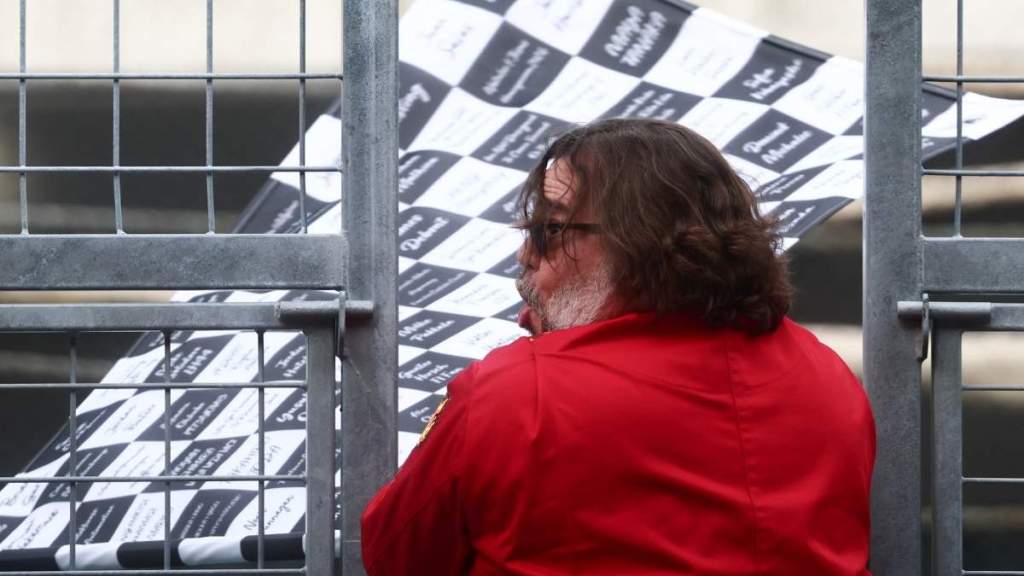 Jack Black Takes Over Flag Duties at F1 Japanese Grand Prix