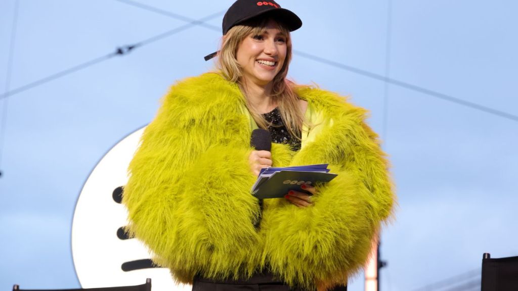 Suki Waterhouse's Aiste Hong Fur Coat Tops Cropped Corset Top Look