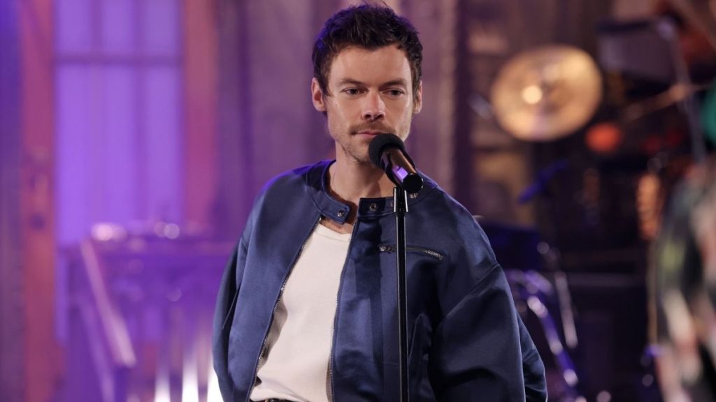 Harry Styles Puts ‘Queerbaiting’ Claims To Rest With a On-Air SNL Kiss