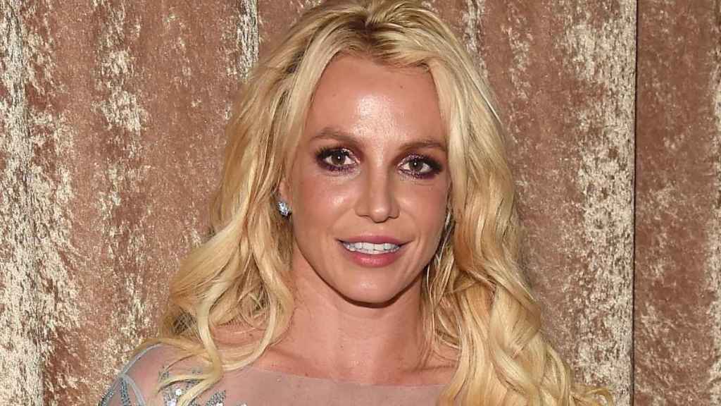 Britney Spears Gets in Line at Starbucks in New Photo