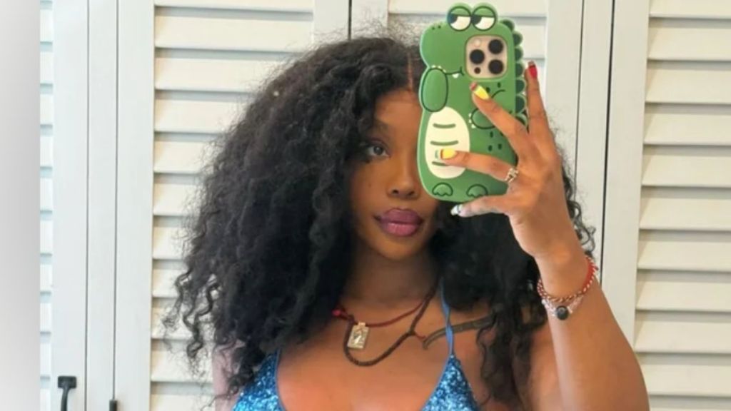 SZA Keeps It Minimal in a Tiny String Bikini for a New Mirror Selfie