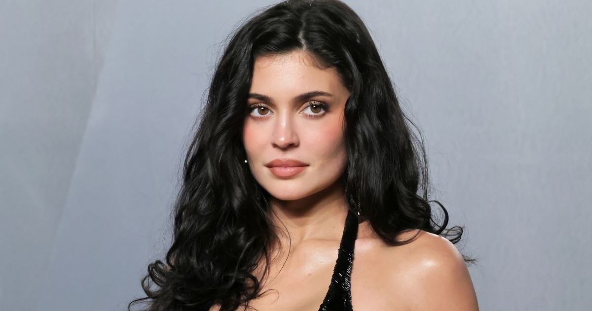 Kylie Jenner's Sparkly Cutout Dress at Oscars Party Is Held Up by 2 Straps