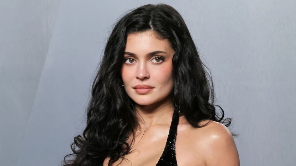 Kylie Jenner's Sparkly Cutout Dress at Oscars Party Is Held Up by 2 Straps