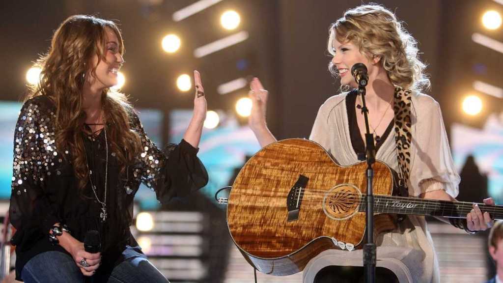 Taylor Swift & Miley Cyrus Show There’s ‘No Shade’ at iHeartRadio Awards
