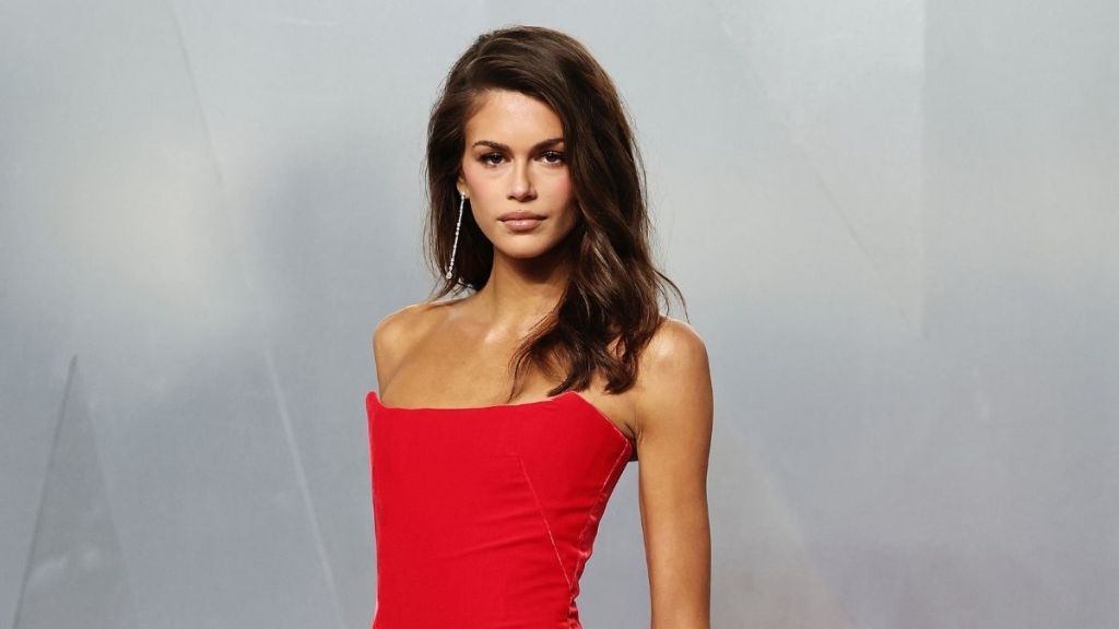 Kaia Gerber’s Ridiculously High Slit Dress Is Givenchy by Sarah Burton