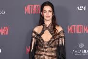 Anne Hathaway's Braless Anatomical Look Breaks the Internet