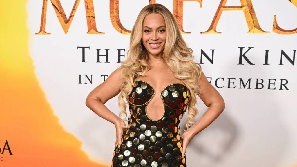Beyoncé's Corseted Mini Boasts Super Bold Neckline for Cecred Event