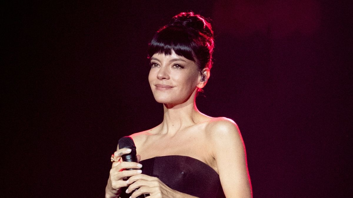 Lily Allen Eats Pizza in Bathrobe in Toronto Amid West End Girl