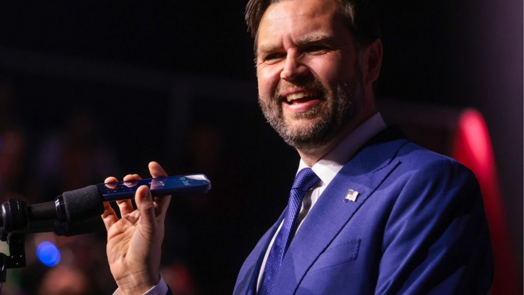 JD Vance Tries to Call Donald Trump During Rally, Initially Goes to Voicemail