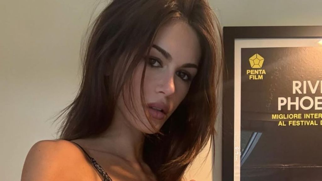 Kaia Gerber Shows off Toned Abs in Bra Top Paired With Tights