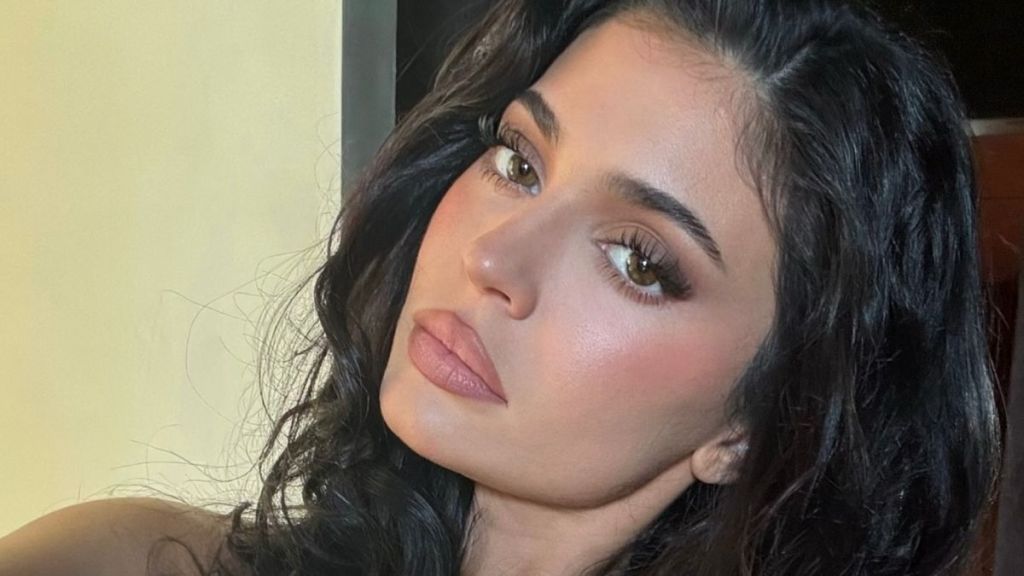 Kylie Jenner’s Topless Look Is Making It Impossible To Scroll Past