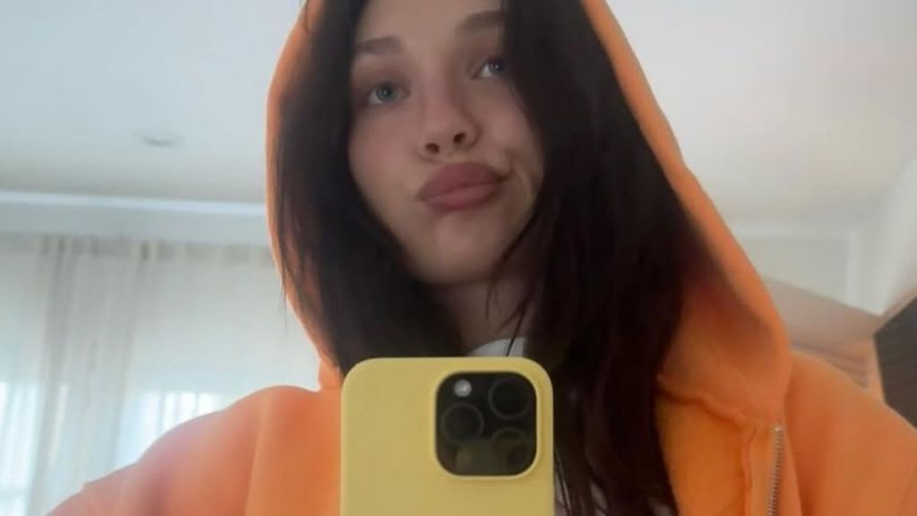 Maddie Ziegler Wears Nothing But Silver Fur Stole in New Photo