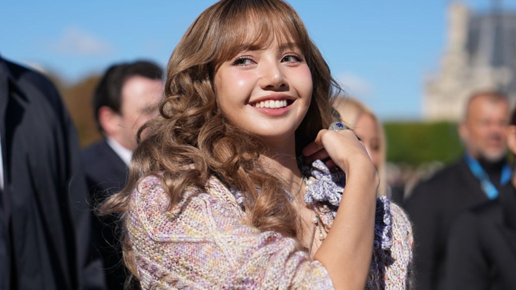 BLACKPINK’s Lisa’s T-Shirt Doubles as a Dress in New Photo Dump