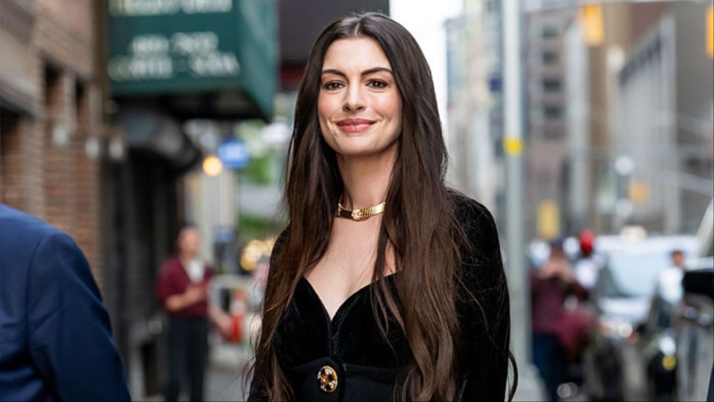 Anne Hathaway's Bulgari Jewelry Adds Some Bling To Vintage Micro Minidress