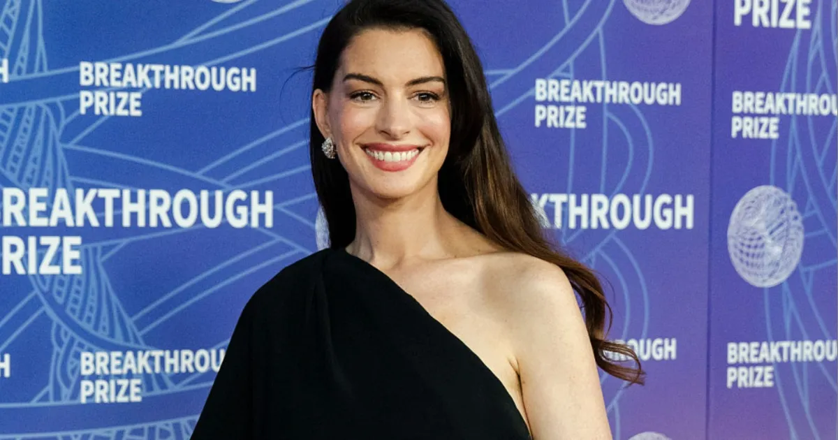 Anne Hathaway’s High Slit Ralph Lauren Dress Boldly Slips&hellip;
