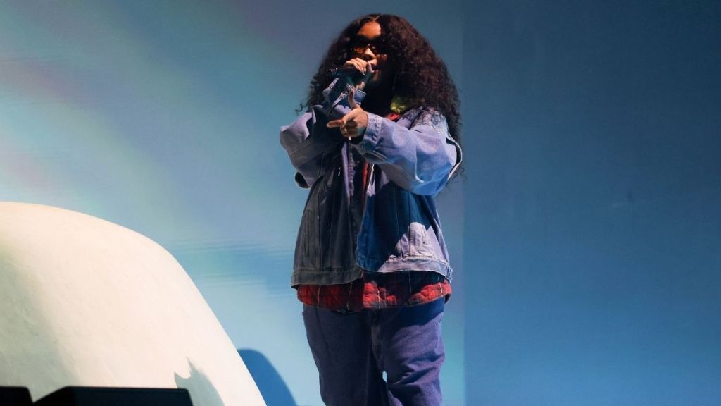 SZA Strikes a Daring Pose in Riskiest String Bikini Amid Coachella Performance