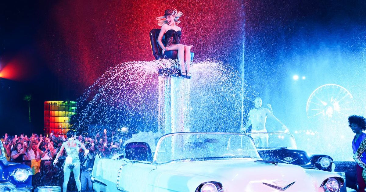 Bodysuit Lacy Dior Sabrina Carpenter Mengakhiri Kecocokan Coachella dengan Sangat Tinggi