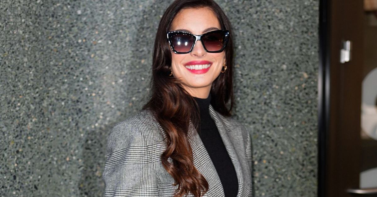 Anne Hathaway’s Bina Daigeler Bodysuit Comes With Impressive Headpiece