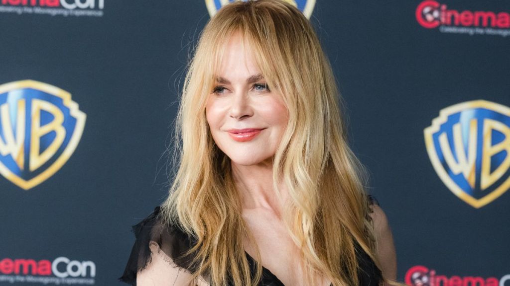 Nicole Kidman's Dress Boasts Leg-Baring Thigh-High Slit