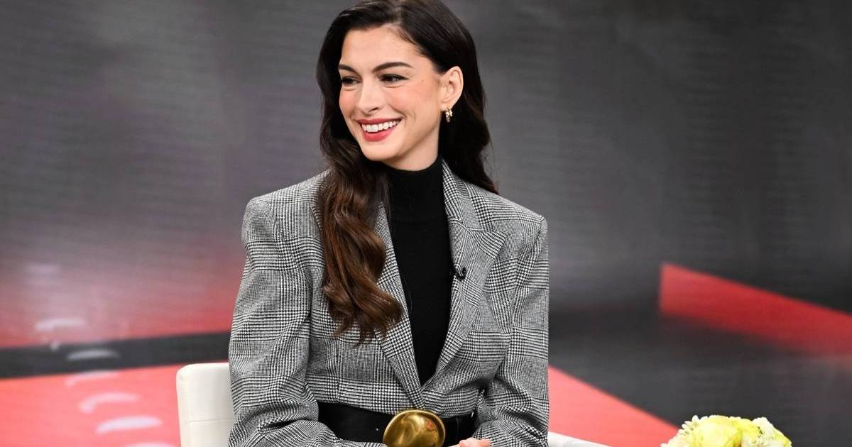 Anne Hathaway’s Michael Kors Skirt Suit Gets a Dangerously High Slit