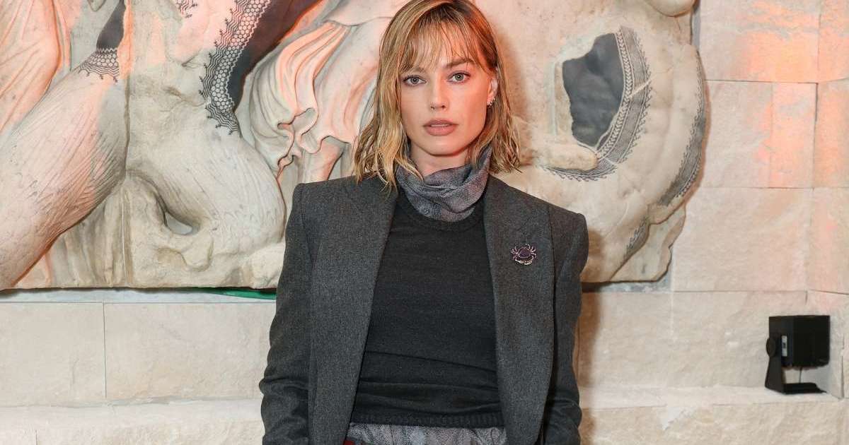 Margot Robbie’s Chanel Dress Gets Diamond & Sapphire Brooch Upgrade