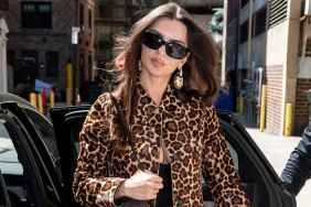 Emily Ratajkowski stepped out in New York City and proved that simple outfits can still make a strong statement.