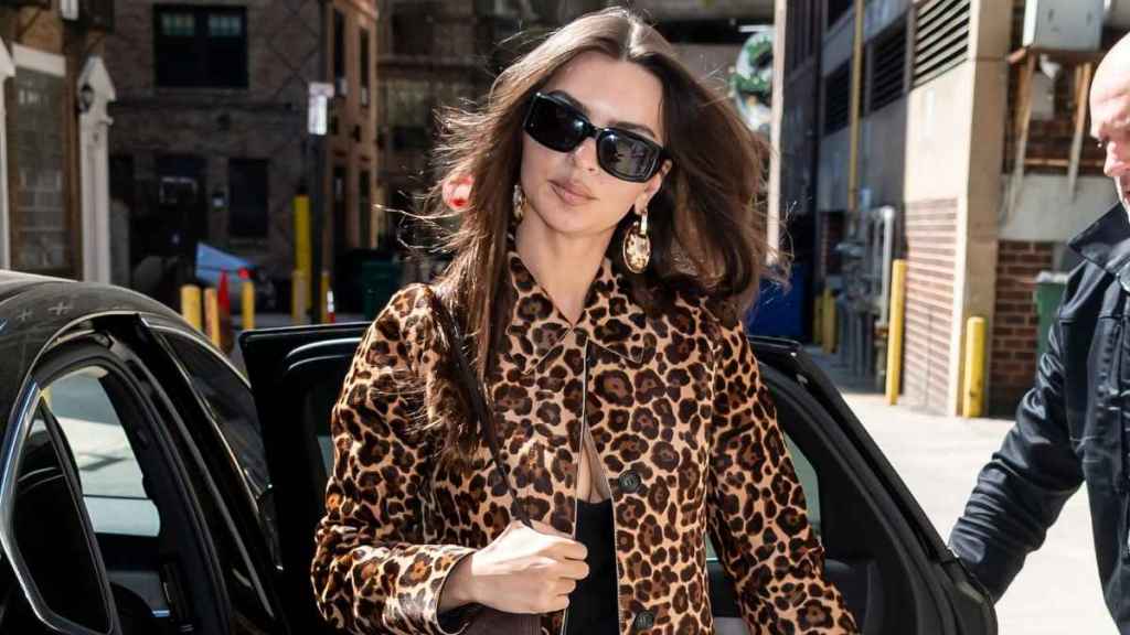 Emily Ratajkowski stepped out in New York City and proved that simple outfits can still make a strong statement.