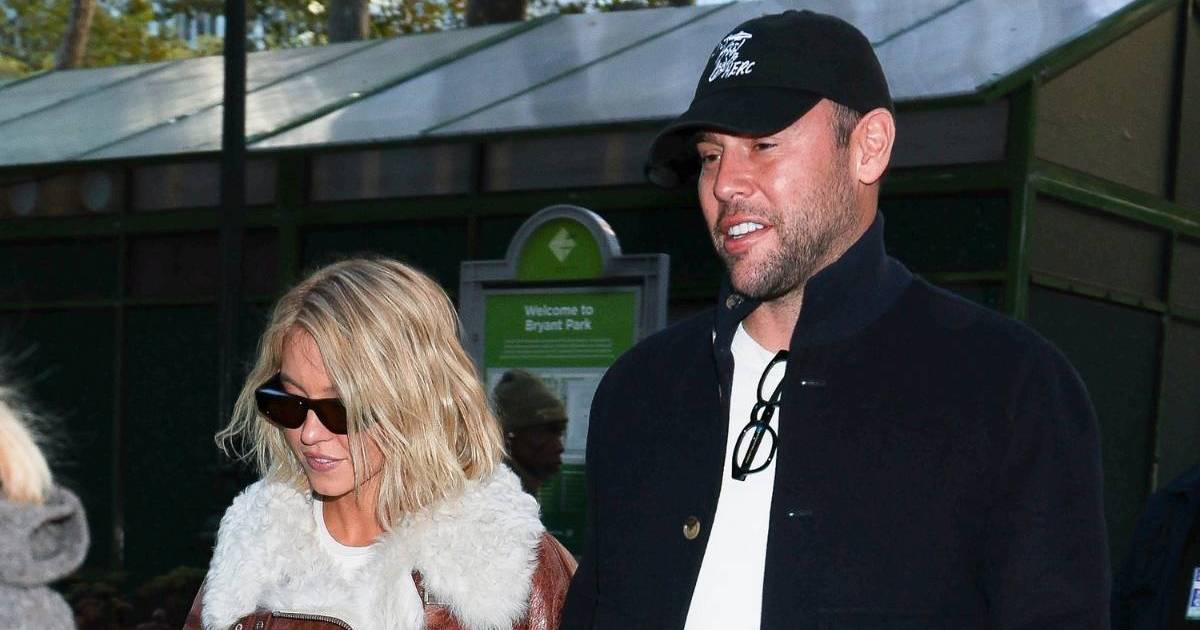 Scooter Braun & Sydney Sweeney Share a Kiss at Euphoria S3 Premiere