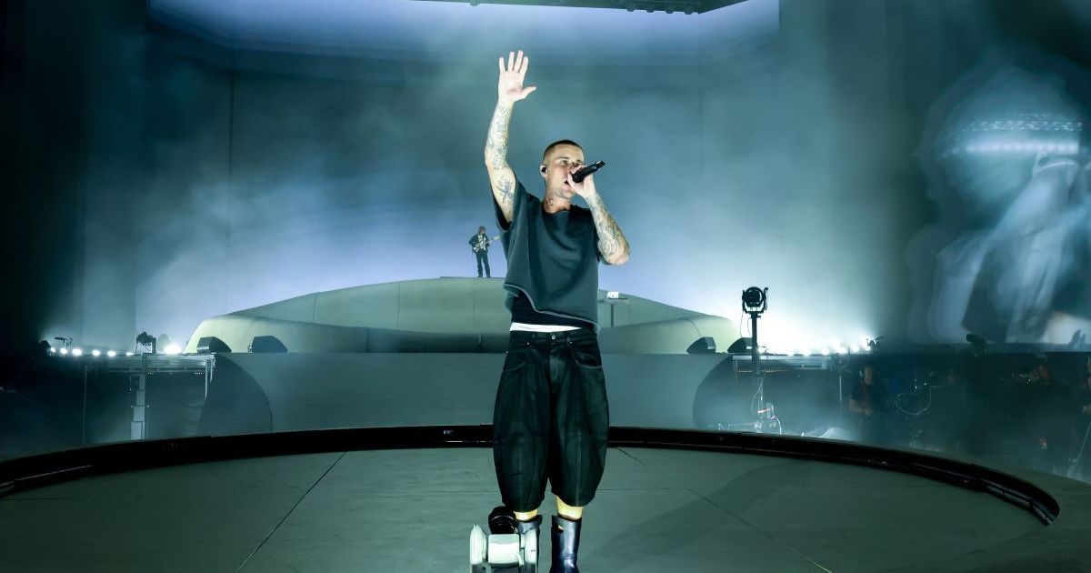 No, Justin Bieber Didn’t Kiss Tems on the Coachella Stage