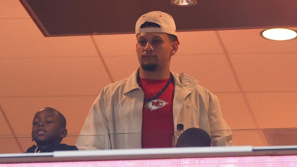 Chiefs’ Patrick Mahomes Reveals Post-ACL Surgery Scars in New Images