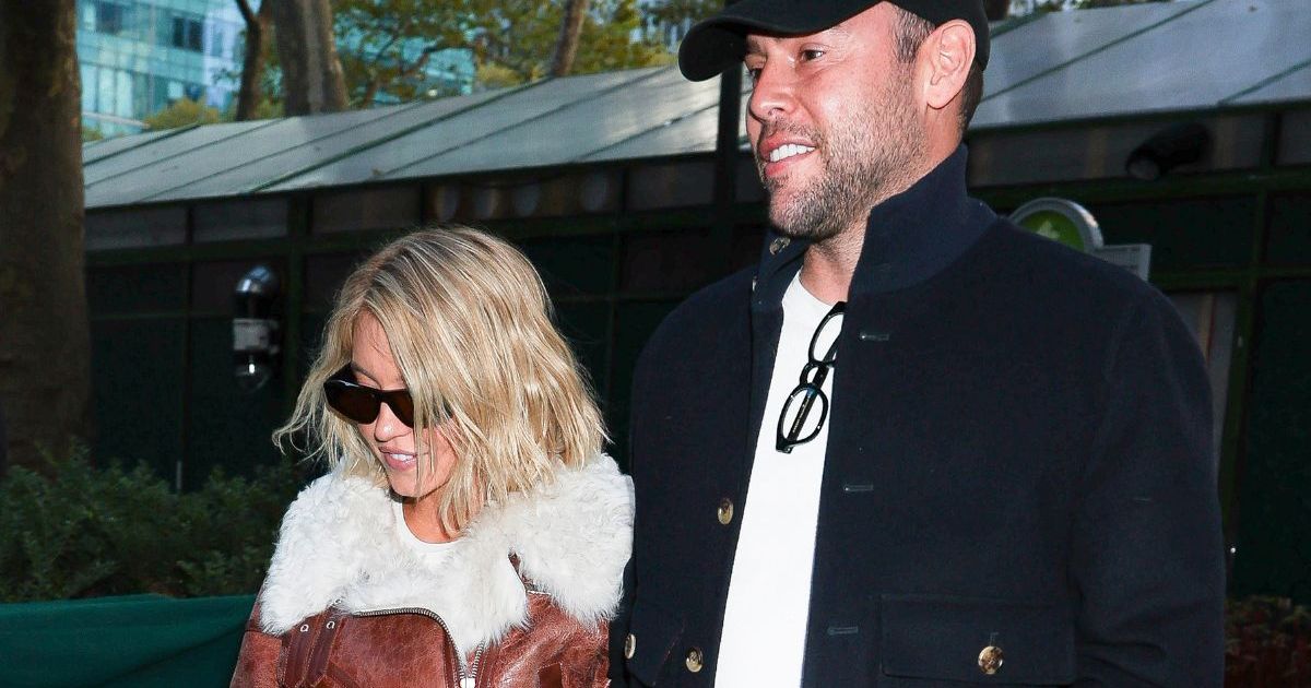 Sydney Sweeney Spotted Sitting on Scooter Braun’s Shoulder&hellip;