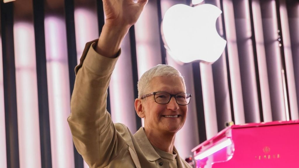 Apple’s Tim Cook Exits CEO Role, Reveals Successor