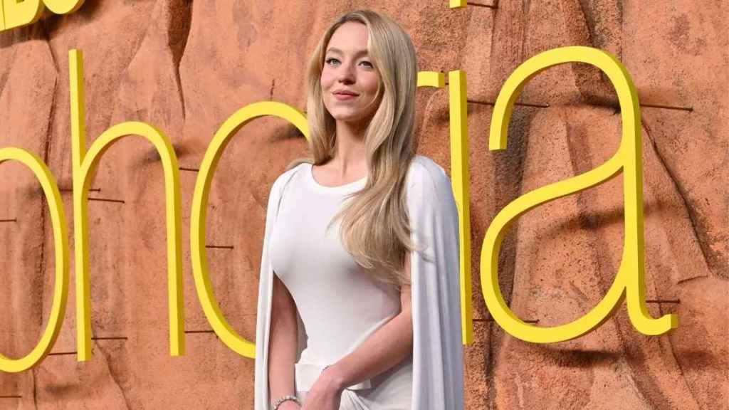 Sydney Sweeney Gets Playful in Syrn Corset & Leash for 'Euphoria'