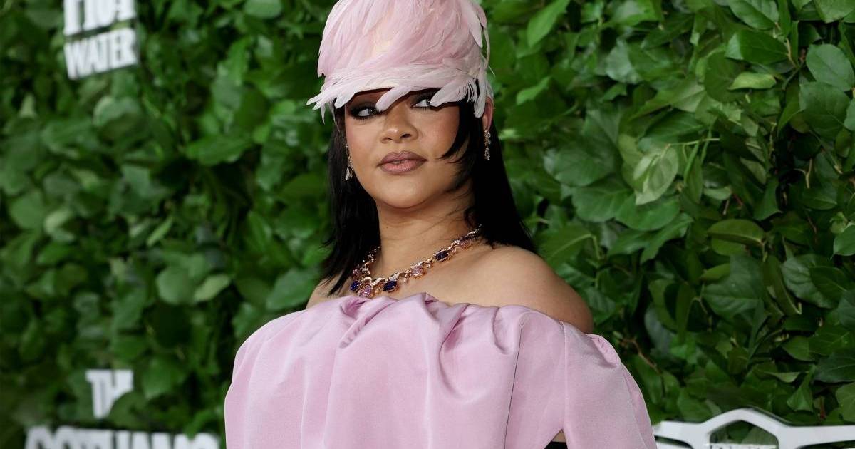 Rihanna Makes RIAA History With Over 200 Million Singles…