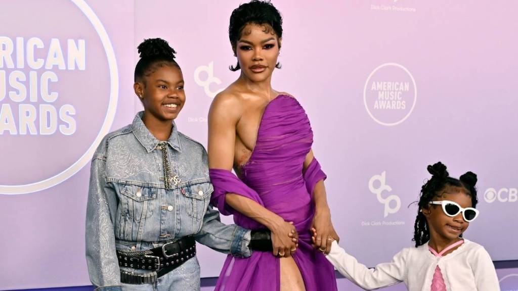 Teyana Taylor & Her Daughters Clearly Got the Fashion Memo at the AMAs