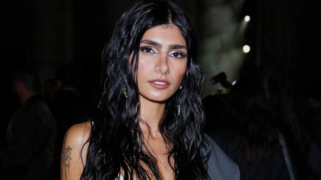 Mia Khalifa’s Sexy Bikini Pose on Surfboard Has Fans Calling Her a ‘Goddess’