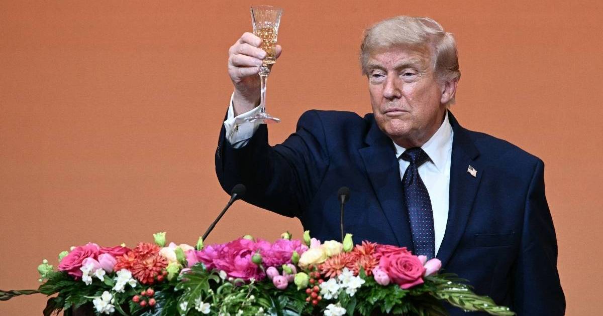 Donald Trump’s Makeup Covered Bruised Hand Makes…