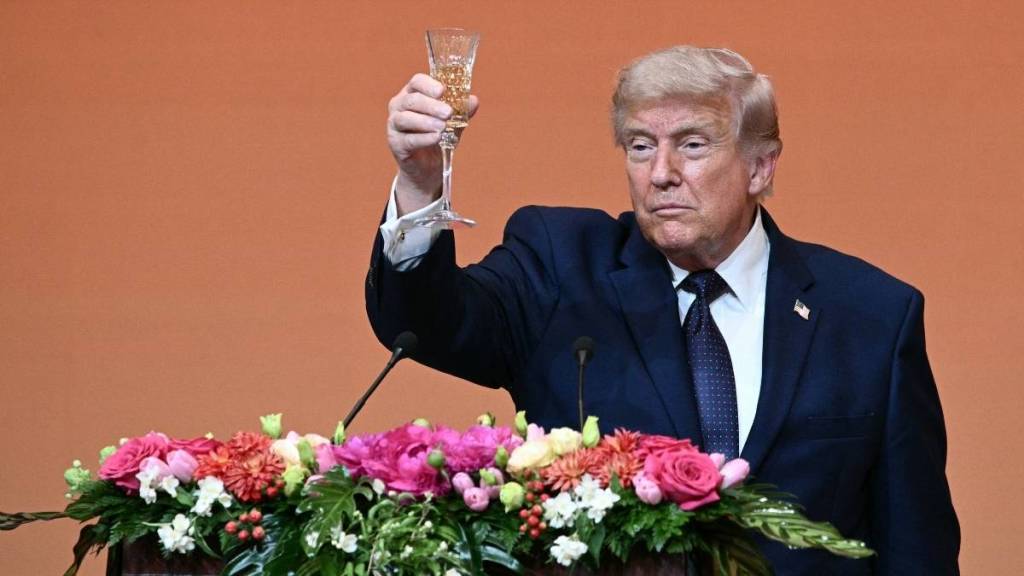 Donald Trump's Makeup Covered Bruised Hand Makes Appearance Alongside President Xi
