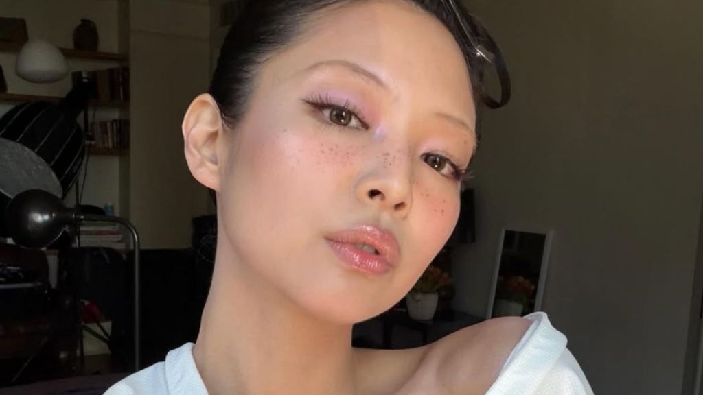 BLACKPINK’s Jennie’s Barely-Tied Bathrobe Has the Internet Completely Distracted