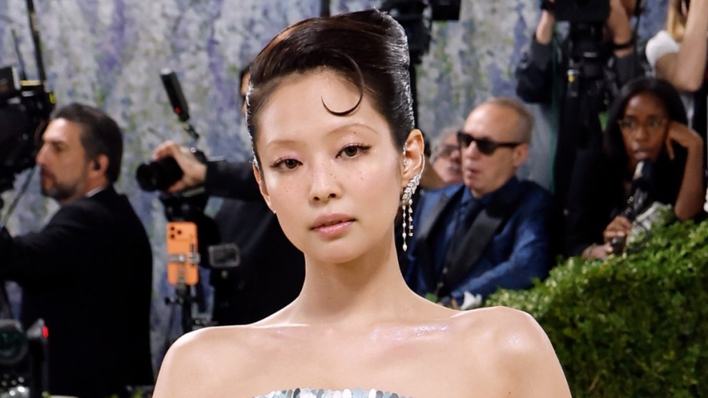 BLACKPINK’s Jennie Leaves Her Entire Back Bare in a Look Hanging on by the Thinnest String