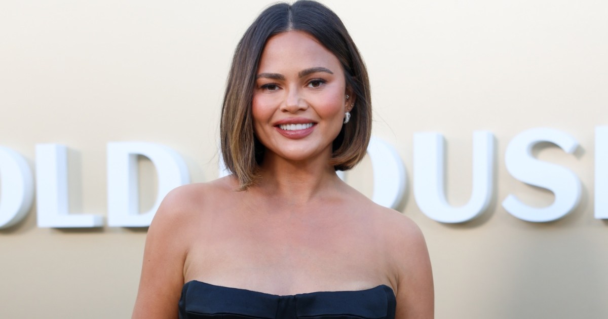 Chrissy Teigen Steals the Spotlight in Strapless Bubble&hellip;