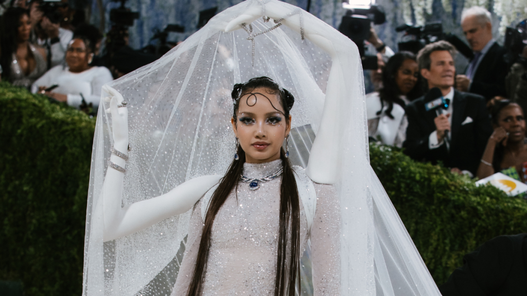 Blackpink’s Lisa Shows Up With 'Extra Arms' That Lift Her Veil at Met Gala