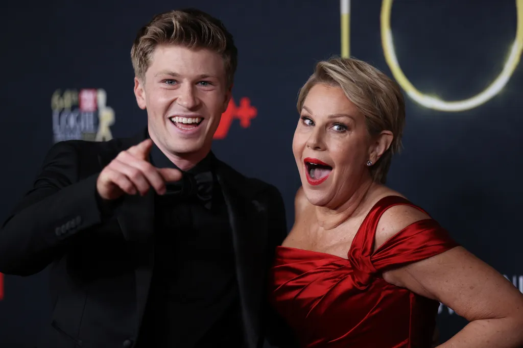 Julia Morris with her arm around Robert Irwin
