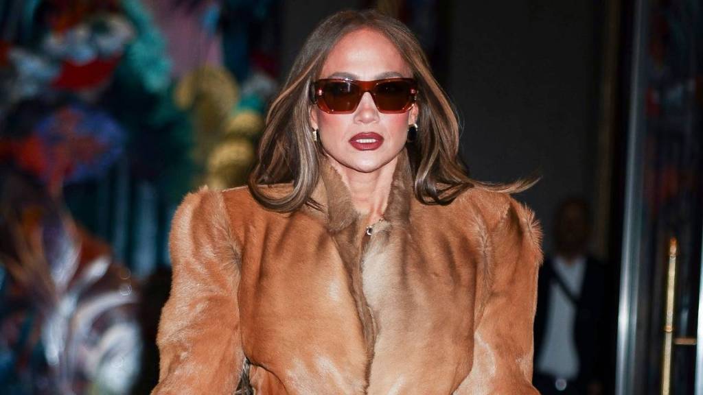 Jennifer Lopez's Staged Paparazzi Moment Was 'Intentional' — Source